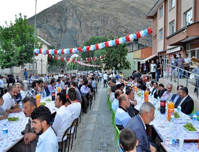 Ak Parti Çatak’ta İftar Yemeği Verdi