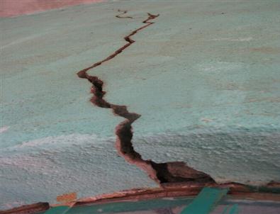 Çökme Tehlikesi Olan Camide İbadet Yapılıyor