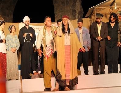 Erzin’de ‘yılanların Öcü’ Sahnelendi