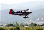 EDREMİT KÖRFEZİ - Ünlü Akrobasi Pilotu Öztürk'ün Gösteri Uçuşu Nefes Kesti
