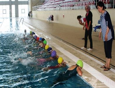 Minik Öğrencilerin Yüzme Keyfi