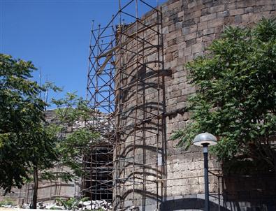 Burçlar Aslına Uygun Şekilde Restore Ediliyor