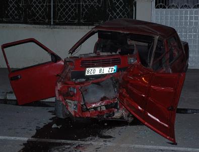 Otomobil Park Halindeki Tır'a Çarptı: 3 Yaralı