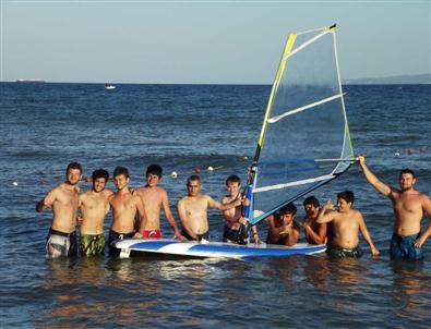 Şarköy Kaymakamı Gençlerle Sörf Yapıyor