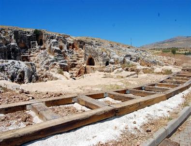 Perre Antik Kent’te Yaya Yolları Yapılıyor