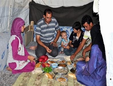 Suriyelilerin Çadırda İlk İftarı