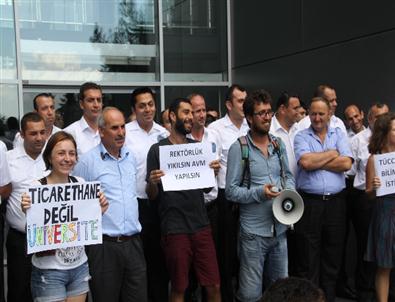 İtü’lü Öğrencilerden Rektöre Helvalı Protesto