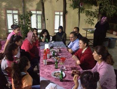 Vali Tapsız, Kız Yetiştirme Yurdu’nda Kalan Öğrenciler İle Bir İftar Yemeğinde Araya Geldi