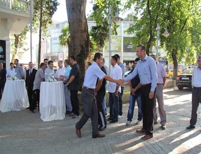 Hendek Belediye Personeli ve Vatandaşlar Muammer Sencer Caddesi’nde Bayramlaştı