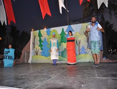 Kuşadası’nda Bayramda Tiyatro Şenliği
