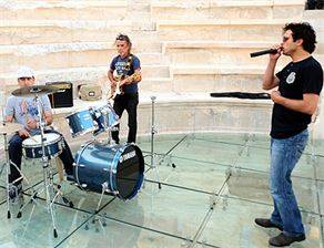 Rockçı imam ilk konserini verdi