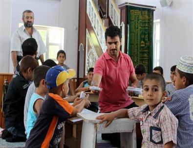 Kuran Kursu Öğrencilerine Kırtasiye Malzemesi Dağıtıldı