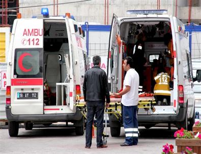 Park Halindeki Tır'a Otomobil Çarptı: 1 Ölü, 3 Yaralı