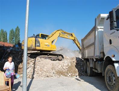 Pazarlar’da Ağır Hasarlı Binaların Yıkımına Başlandı