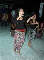 KARPUZ FESTİVALİ - Ayakkabıları Olmadığı İçin Çıplak Ayakla Oynadılar