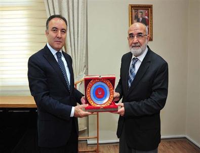 Vali Altıparmak’tan Müftü Arslan’a Plaket…