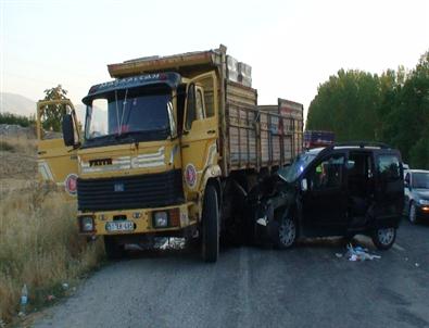 Konya’da Kamyon İle Kamyonet Çarpıştı: 5 Yaralı