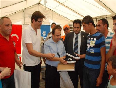 Unıcef’ten Suriyeli Çocuklara Ayakkabı Yardımı