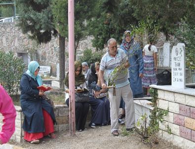 17 Ağustos Mezarlığı, Depremde Yakınlarını Kaybedenlerle Doldu Taştı