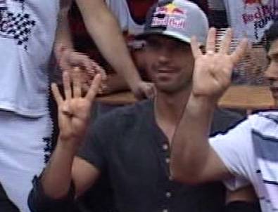 Kenan Sofuoğlu’ndan 'Rabia' İşareti