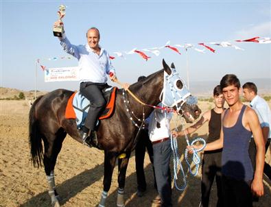 Taşköprü'de Geleneksel At Yarışları Nefes Kesti