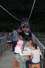 Rize’de Asma Köprü Üzerinde İftar Yemeği
