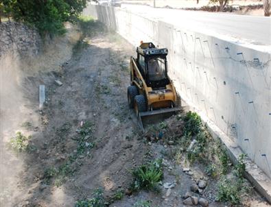 Taşkın Su Kanalları Temizleniyor
