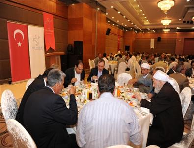 Vali Karaloğlu’ndan Kanaat Önderlerine İftar Yemeği