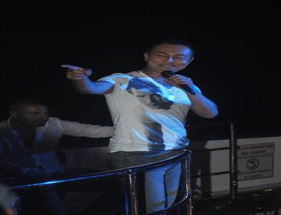 Parasını aldığı mekanda oturup kendi şarkıları ile eğlendi