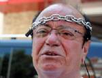 DENİZ FENERİ - CHP'yi protesto etmek başını zincirledi