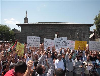 Cuma Namazı Sonrası Suriye ve Mısır'daki Olaylar Protesto Edildi