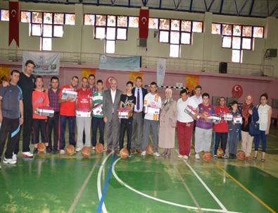 Engellilere Eşofman ve Ayakkabı Dağıtıldı