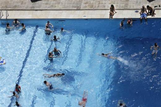 Bir yanda katliam diğer yanda havuz keyfi