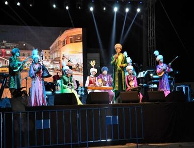 Halk Dansları Ekipleri Gösterileriyle Büyüledi