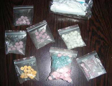 Niğde'de Kaçak Sigara, Telefon ve Uyuşturucu Ele Geçirildi