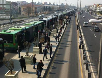 İstanbul'da metrobüs seferleri durduruldu