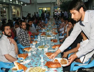 Rahmet Eli Derneği'nden İftar Yemeği