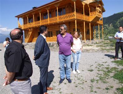 Ünlü Sanatçı Kadir İnanır Tatilini Artvin’in Şavşat İlçesinde Geçiriyor