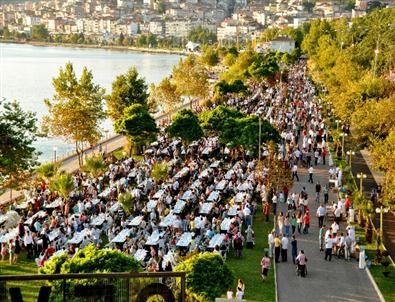 Zonguldak’ta 15 Bin Kişi Sahilde Oruç Açtı