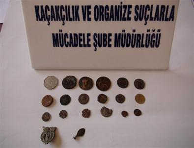 Şüpheli Hareketlerde Bulunan Bir Şahsın Üzerinden Tarihi Eser Çıktı