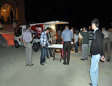 Belediyeden Ulu Camii Önünde Zemzem İkramı