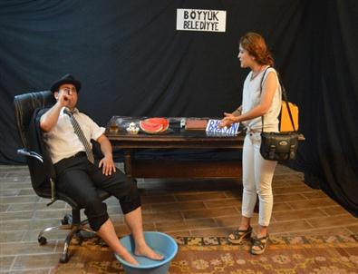 Sanatçılar Sanatın Ticarileşmesi ve Tekelleşmesini Skeçle Protesto Etti