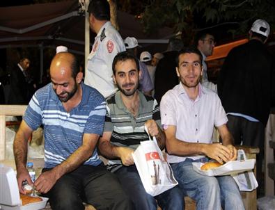 Sivas Belediyesi, Sahurda Kumanya Dağıttı