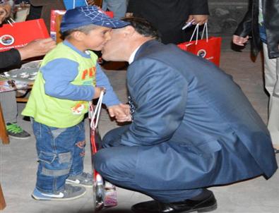 Vali Azizoğlu Yardıma Muhtaç Çocuklarla İftarda Buluştu