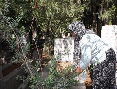 Gaziantep’te Vatandaşlar Mezarlıklara Akın Etti
