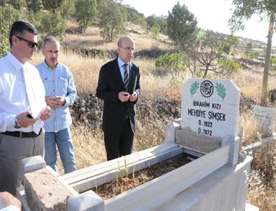 Maliye Bakanı Şimşek, Anne ve Babasının Mezarını Ziyaret Etti