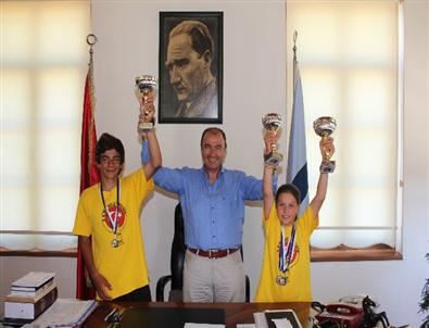 Şampiyon Yelkenciler Mutluluklarını Karaosmanoğlu İle Paylaştılar