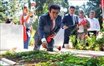 BELEDİYE MEZARLIĞI - Vali Güzeloğlu Şehit Aileleriyle Bayramlaştı