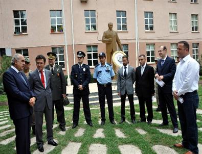 Suşehri'nde Başarılı Polislere Üstün Başarı Belgesi Verildi