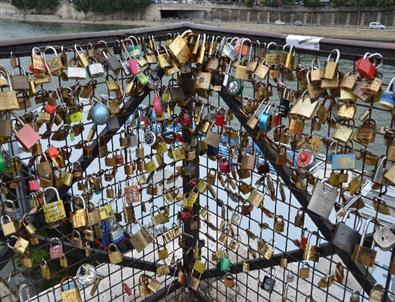 Paris’te “Aşk”larını Kilitliyen Sevgililer Anahtarlarını Seine Nehrine Atıyor